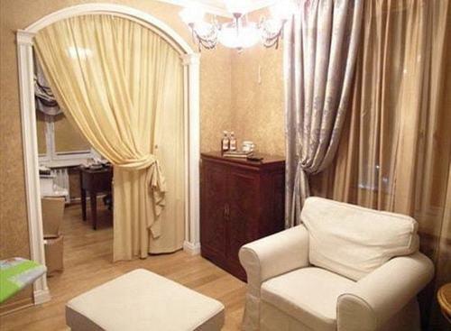 Карниз для штор в дверной проем. Виды занавесей