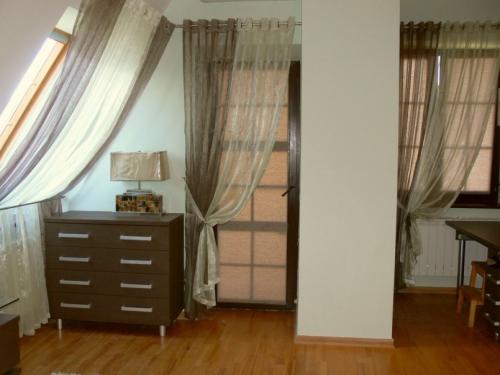 Как красиво повесить шторы на двери. Занавеска на дверь — особенности использования в дизайне современного интерьера (116 фото)