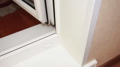 На какой клей клеить арочный уголок. Простая технология крепления ПВХ уголков