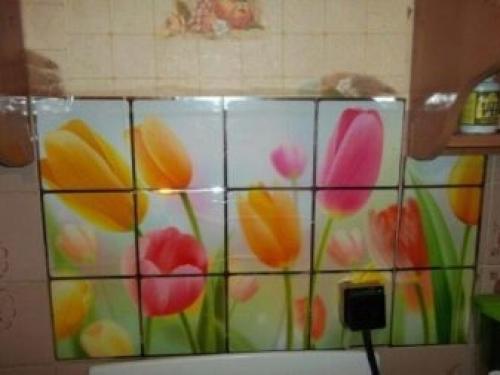 Что можно наклеить поверх плитки на кухне. Скрыть старую отделку под новой