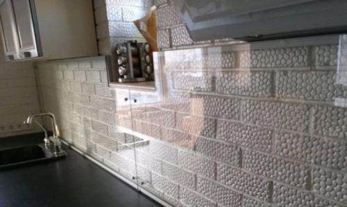 Что можно наклеить поверх плитки на кухне. Скрыть старую отделку под новой