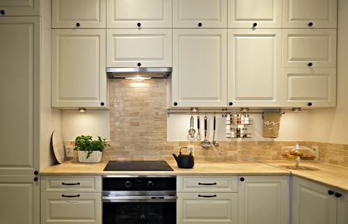 Отделка стен по старой плитке. Чем покрыть плитку на кухне — новое на старое