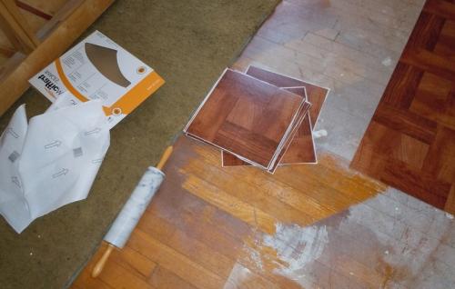 Можно ли клеить плитку ПВХ на кафель. Разновидности плитки ПВХ