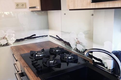 Отделка стен по старой плитке. Чем покрыть плитку на кухне — новое на старое