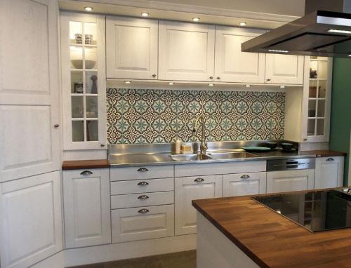 Отделка стен по старой плитке. Что положить на старую плитку на кухне? Отделка гипсокартоном