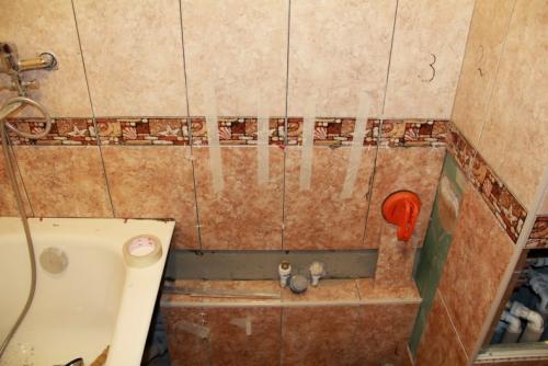 Как класть плитку на неровную стену. Укладка плитки на неровные стены — советы мастера, как положить кафель на кривые стены без каркаса и выравнивания своими руками