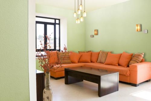 Как покрасить обои под покраску без разводов. Особенности покраски