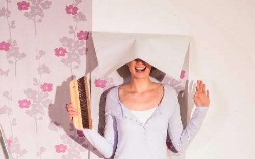 Можно ли клеить обои на краску и как правильно это делать. Поклейка обоев на крашеные ранее стены – можно ли это делать