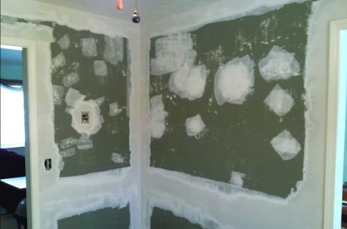 Можно ли клеить обои на окрашенный потолок. Можно ли клеить обои на краску, надежно ли это?