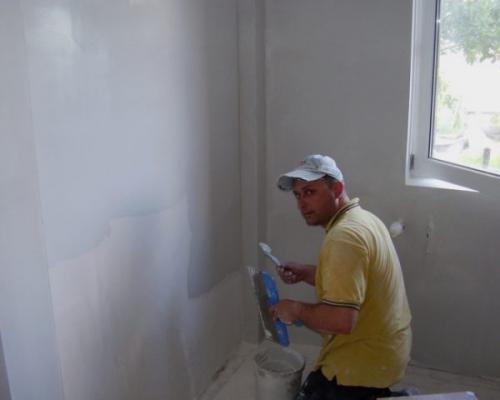 Как поклеить обои своими руками. Нанесение клея и поклейка обоев на ровных участках стены 01 Как поклеить обои своими руками. Нанесение клея и поклейка обоев на ровных участках стены 01