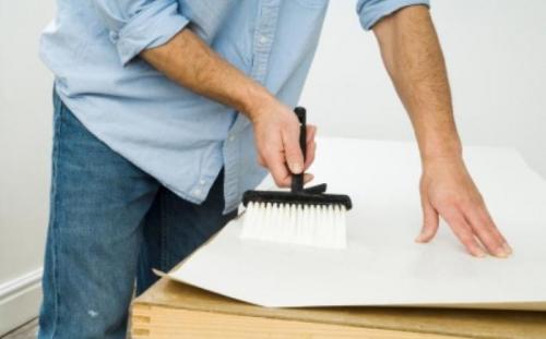 Можно ли клеить виниловые обои на бумажной основе флизелиновым клеем. Наносим клей