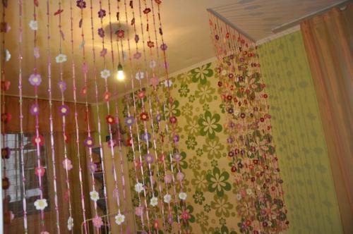 Как сделать висячие шторы своими руками. Как красиво и оригинально оформить дверной проем различными висюльками