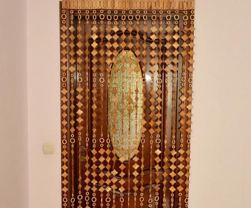 Занавес на дверь. Декорирование проема шторами на дверь