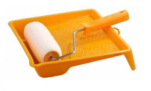 Наносить клей на обои. Валик и кисточка