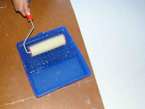 Куда наносить клей на обои или стену. Клей на стены или на обои: почему есть большая разница