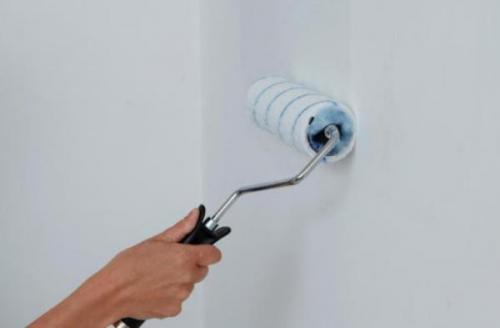 Куда наносить клей на обои или стену. Клей на стены или на обои: почему есть большая разница