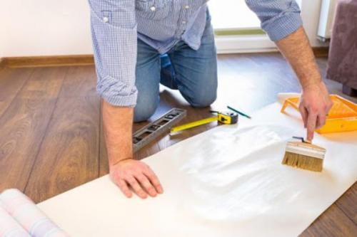 Куда наносить клей на обои или стену. Клей на стены или на обои: почему есть большая разница