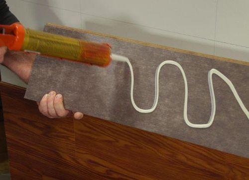 Можно ли клеить панели ПВХ на герметик. Чем приклеить панели ПВХ к стене?