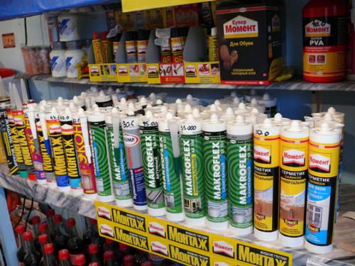 Можно ли клеить панели ПВХ на герметик. Чем приклеить панели ПВХ к стене?