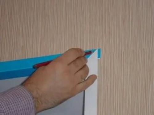 Чем приклеить пластиковый уголок к обоям. Чем лучше приклеить к обоям пластиковый уголок?