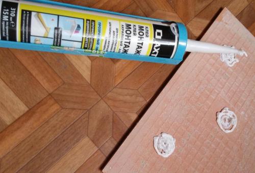 Как приклеить отвалившуюся плитку на стену и пол в ванной. Как приклеить обратно отвалившуюся плитку в ванной? Надежный способ 02