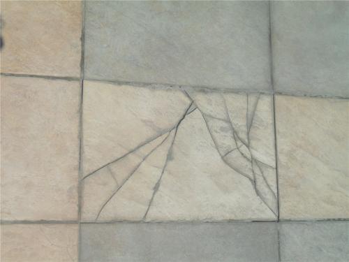 Как приклеить отвалившуюся плитку на стену и пол в ванной. Как приклеить обратно отвалившуюся плитку в ванной? Надежный способ 01