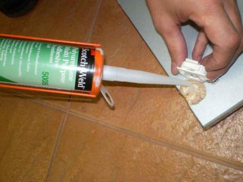 Приклеить плитку на герметик. Где можно приклеить плитку на обычный герметик