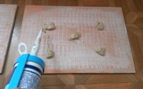 Чем приклеить отвалившуюся плитку на полу. Как и чем приклеить