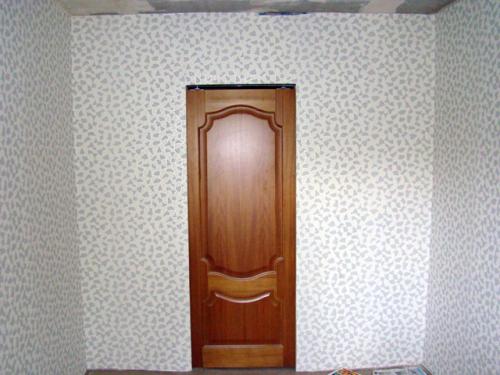 Как правильно клеить обои от окна или от двери. Окно, угол или дверь: откуда все-таки начинать поклейку обоев