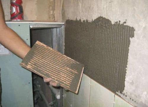 Как приклеить выпавшую плитку на стене. Отошла плитка от стены, что делать