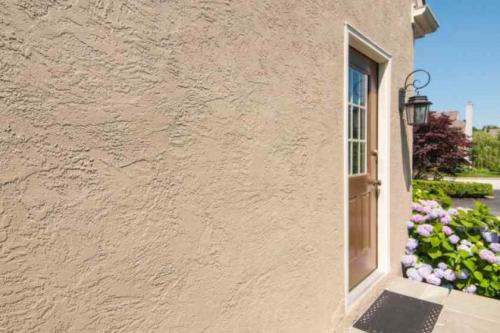 Самая ПРОСТАЯ и ДЕШЁВАЯ Декоративная..  Шпаклевка и штукатурка Если оголенная стена чересчур смелое решение для вас, покройте ее шпаклевкой или 06