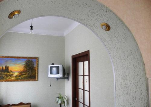 Как приклеить уголок на арку. Монтаж декоративных уголков 04