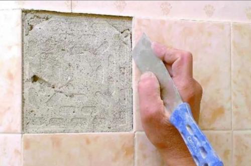 Как приклеить отпавшую плитку на полу. Как приклеить отвалившуюся кафельную плитку на старое место: ТОП причин отклеивания плитки и практические советы, что делать