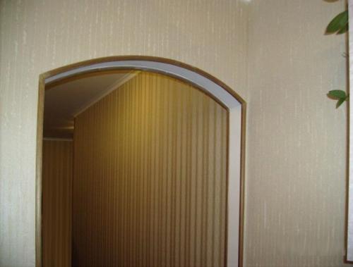 Пластиковые декоративные уголки для отделки арок. Как приклеить уголок на арку 05