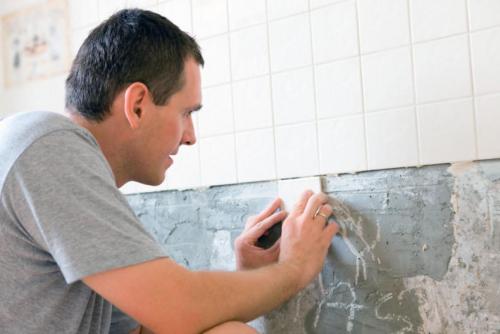 Как класть плитку на неровную стену. Укладка плитки на неровные стены: как класть без выравнивания или опыта новичку? Особенности внутренней отделки стен своими руками