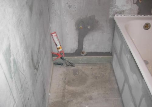 Как класть плитку на неровную стену. Укладка плитки на неровные стены: как класть без выравнивания или опыта новичку? Особенности внутренней отделки стен своими руками