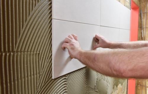 Все этапы укладки плитки на стену со всеми нюансы. Как укладывать плитку на стены (пошаговая инструкция) 04