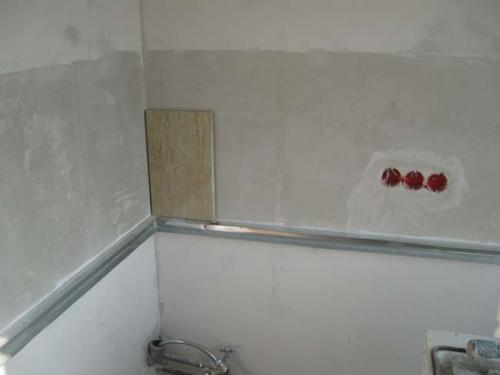 Как клеить плитку на стену в кухне. Подготовка поверхности