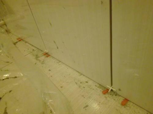 Как положить первый ряд плитки на стену. Укладка первого ряда