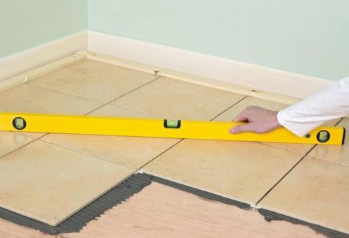 Как положить плитку на деревянный пол и стены. В чём сложности укладки кафеля на деревянное основание 05 Как положить плитку на деревянный пол и стены. В чём сложности укладки кафеля на деревянное основание 05