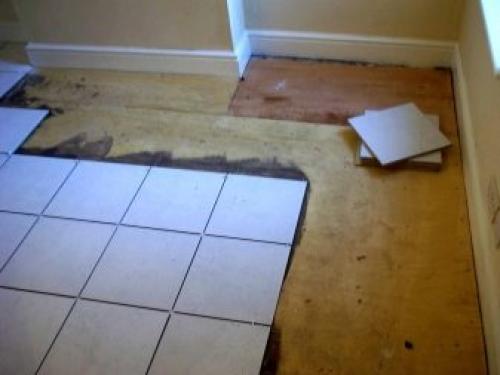 Как положить плитку на деревянный пол и стены. В чём сложности укладки кафеля на деревянное основание 04 Как положить плитку на деревянный пол и стены. В чём сложности укладки кафеля на деревянное основание 04