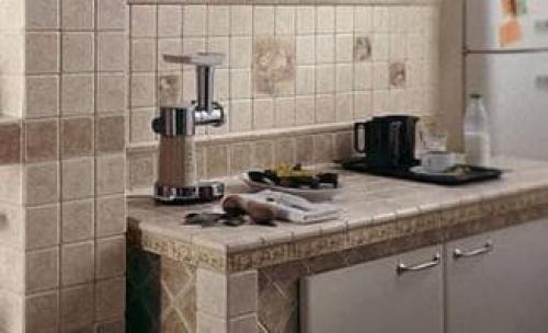 Чем закрыть старую плитку на кухне. Пленка на плитку на кухне: как обновить старый кафель