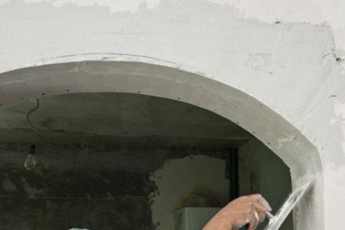 Как приклеить гибкий уголок. Монтаж декоративных уголков