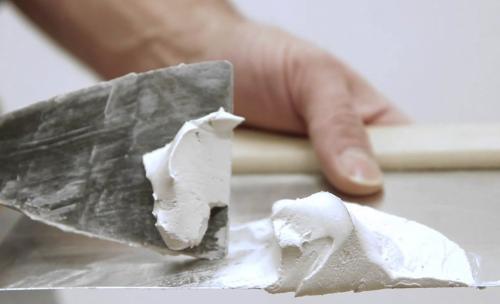 Чем приклеить гипсовую плитку к дереву. Как выбрать клей для гипсовой плитки