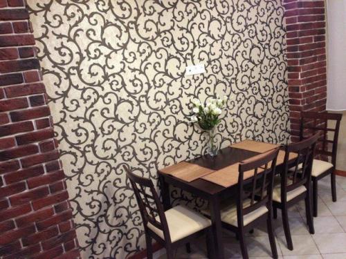 Можно ли клеить гипсовую плитку на обои. Декоративный камень и обои