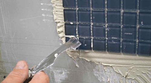 Как приклеить мозаичную плитку на деревянную поверхность. Правила и принципы укладки 07