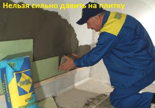 Как приклеить плитку на стену. Процесс кладки
