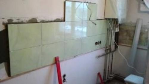 Как клеить плитку на стену в кухне. Плюсы