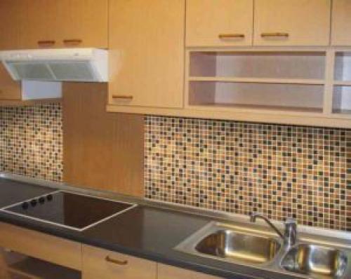 Как клеить плитку на стену в кухне. Плюсы