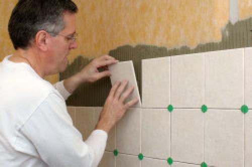 Укладка кафельной плитки на деревянные стены. Плитка на деревянные стены: варианты укладки 15